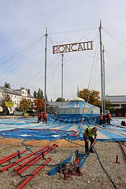Am 04.10.2017 wurden das Roncalli Zelt  auf dem Gelände Nähe Leonrodplatz aufgezogen (©Foto: Martin Schmitz)